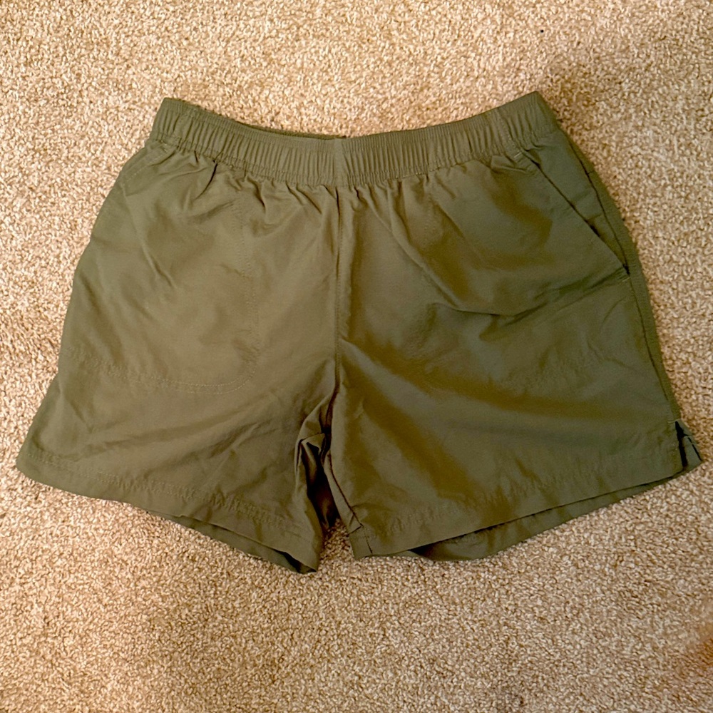 Columbia Women's Cargo Shorts in Olive